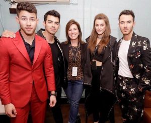An Image of Emree Franklin and the Jonas Brothers