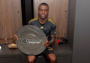 Sebas with the Supporters' Shield 2022