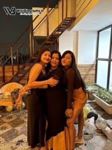 Sakshi with her mother and sister