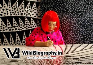 Yoyoi Kusama making art