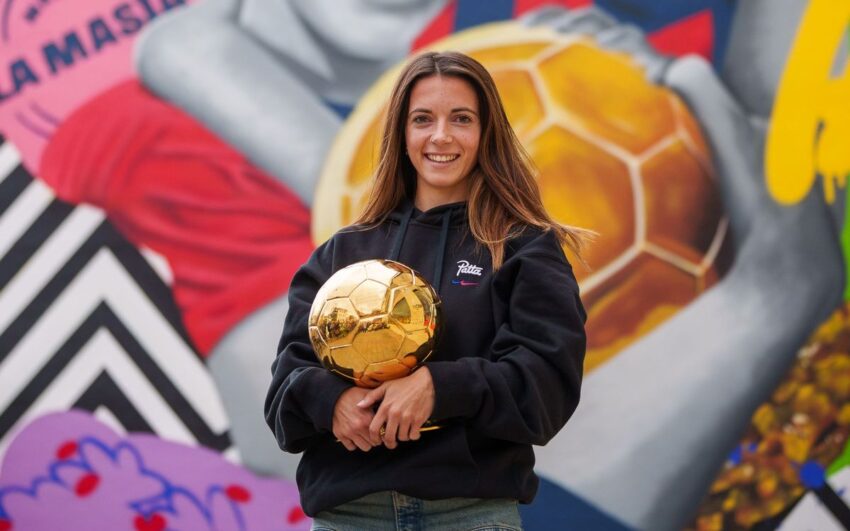 Aitana Bonmati holding Ballon d'Or