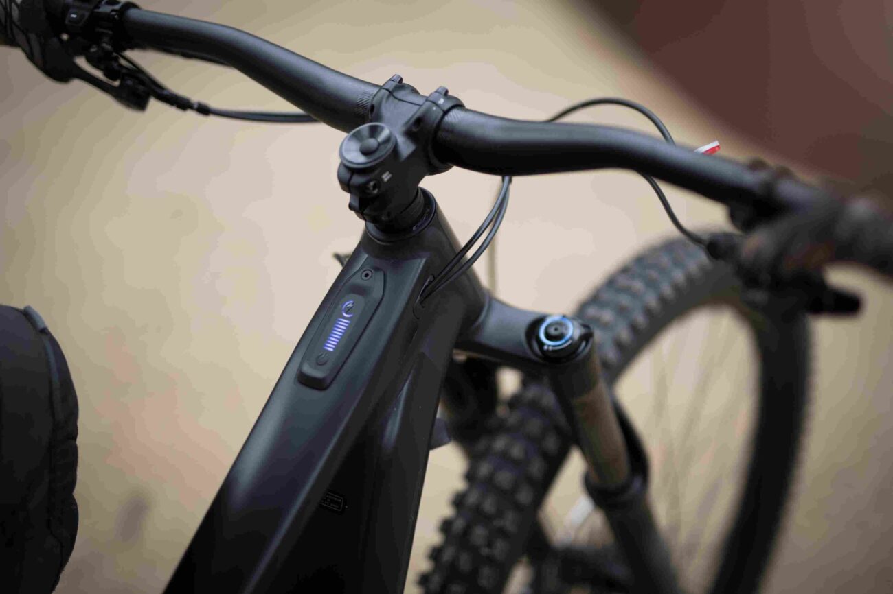 Close up of an electric bike frame with battery indicator and handlebars